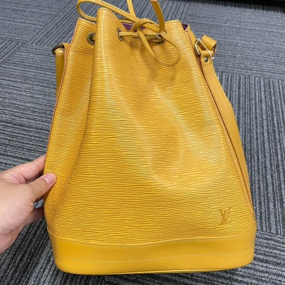 SOLD. Authentic Louis Vuitton Epi Leather Noe Bucket Bag Vintage-Authentic - Picture 11 of 17